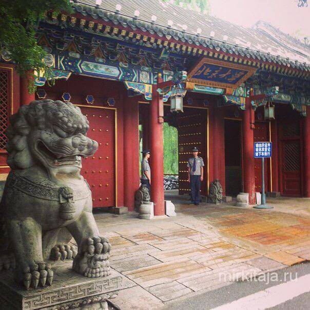 ворота в Пекинский университет